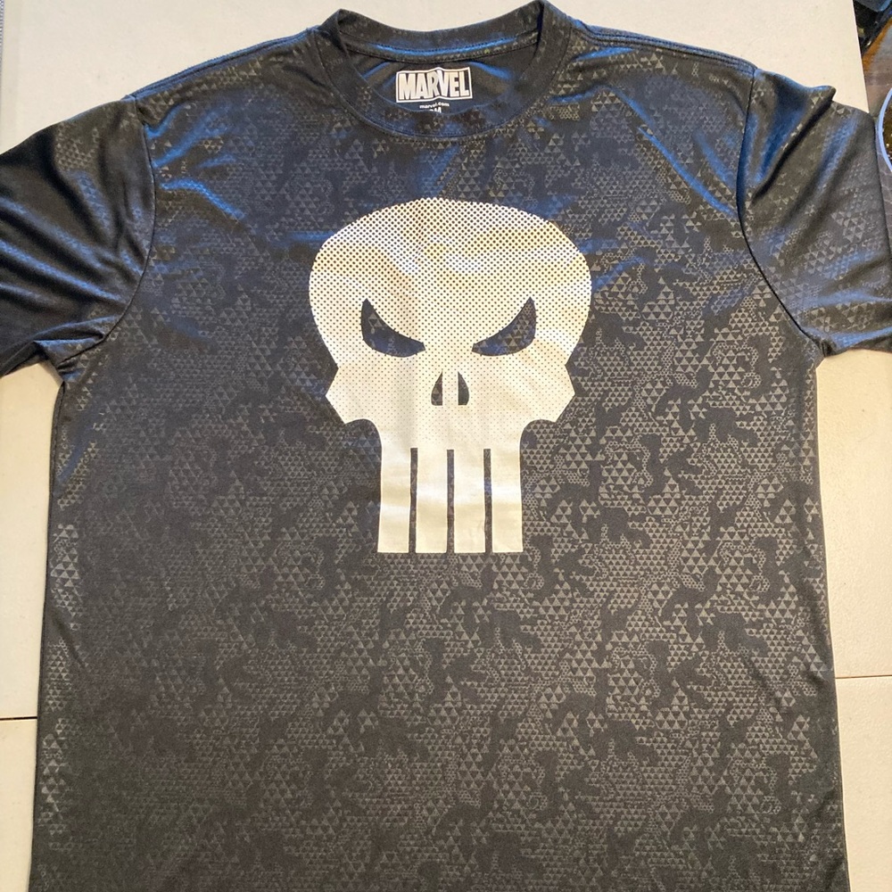 Men’s Marvel Punisher shirt…Size S/M…Great Condition